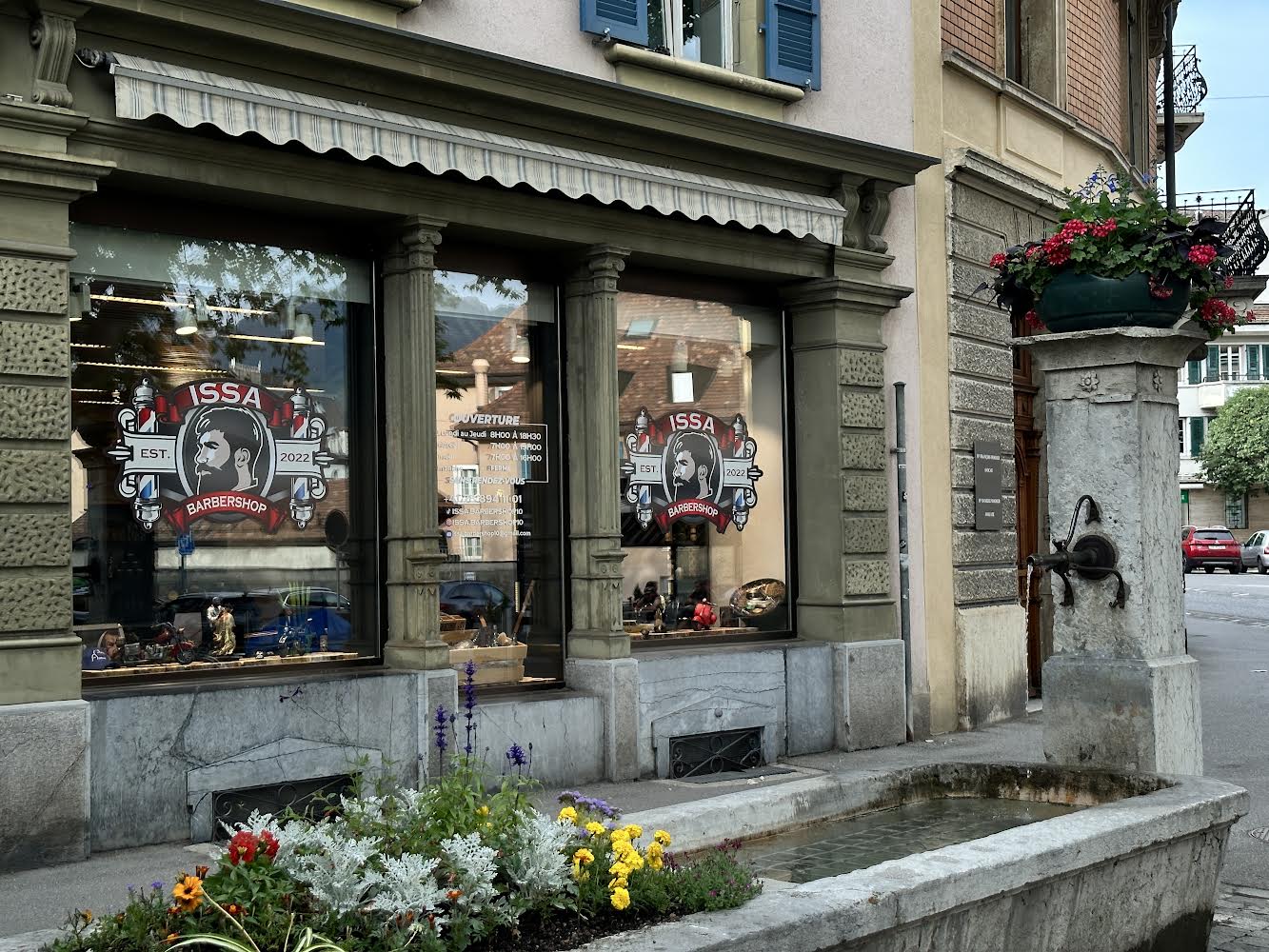 Facade du salon Issa Barbershop a Bulle - enseigne et vitrine sur rue