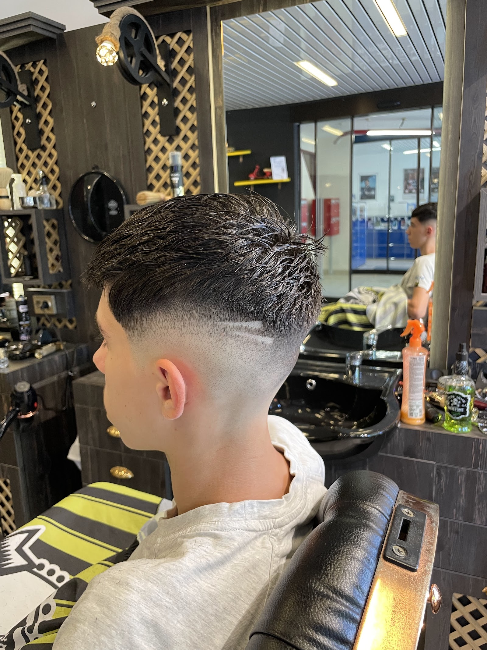Degrade fade impeccable realise chez Issa Barbershop a Bulle - precision au millimetre