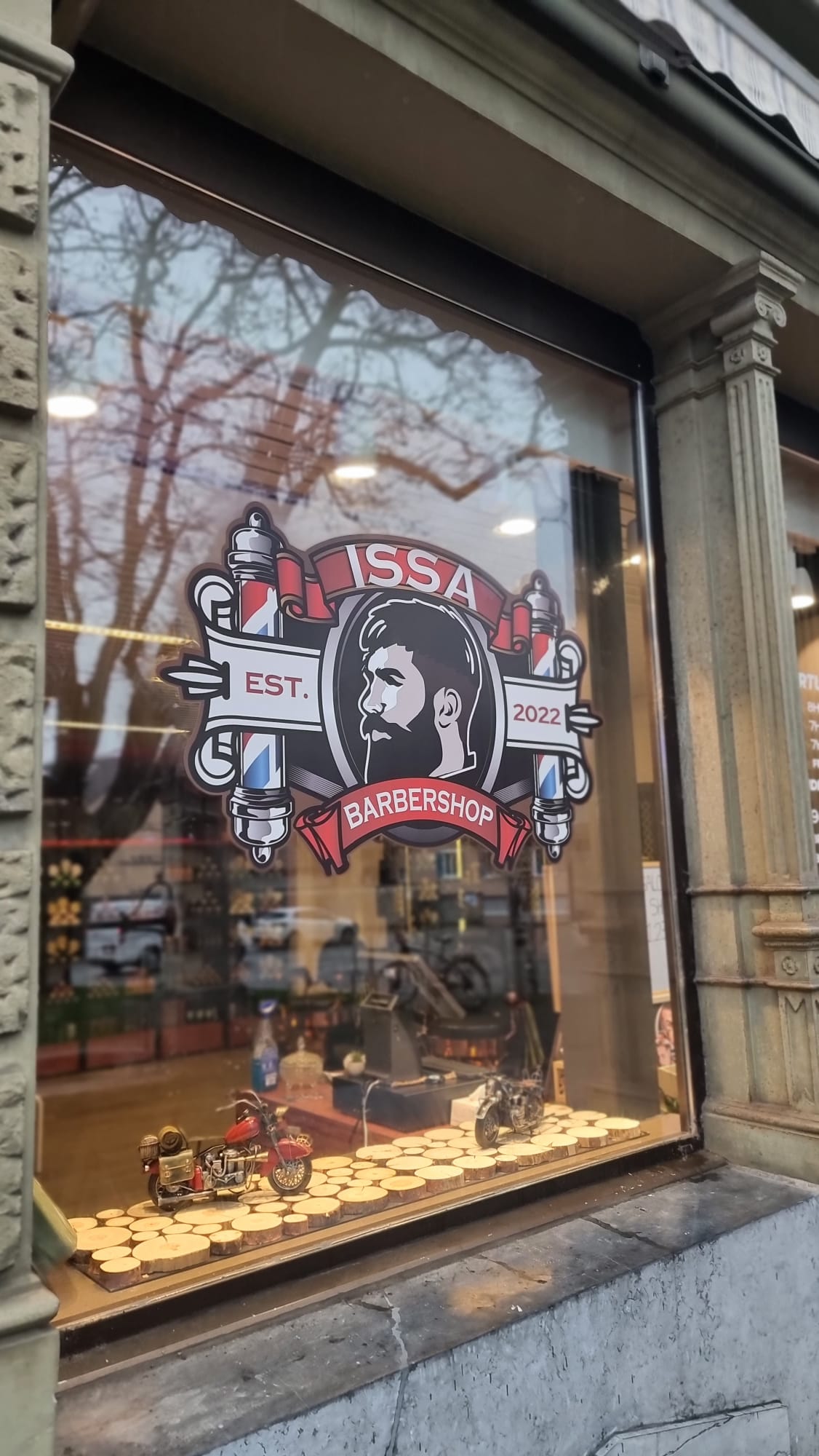 Vitrine avec le logo Issa Barbershop Est. 2022